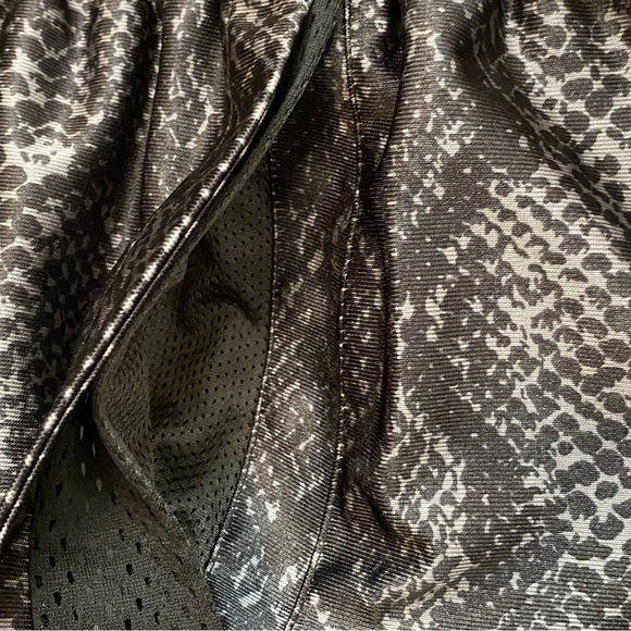 Nike Women’s Dri-Fit Rebel Fly Snake Print Basketball Shorts Black Silver NWT - Picture 8 of 15